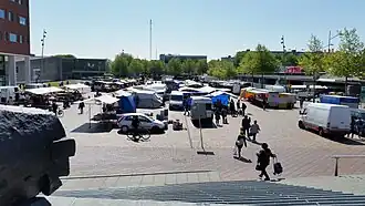 Anton de Komplein vanaf de Bijlmerdreef (mei 2020)