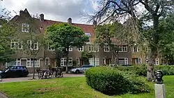 Blok A.J. Kramer met rechtsvoor beeld Truus Wijsmuller-Meijer (juli 2020)