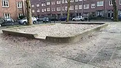 Zandbak met daarachter duikelrekken (januari 2020)