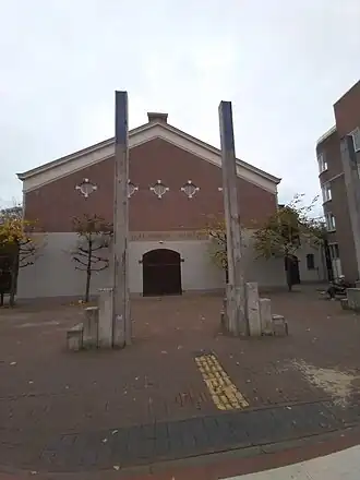 De kolommen als toegangspoort met blauw mozaïek bovenin (oktober 2020)