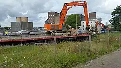 Op de voorgrond de af te breken brug, op de achtergrond de nieuwe brug, juli 2020