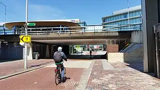 Abcouderpad onder brug 1010 en ING-gebouw (mei 2020)