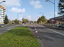 Bovenzijde van de Putterbrug (oktober 2020); bushokje is ongekleurd