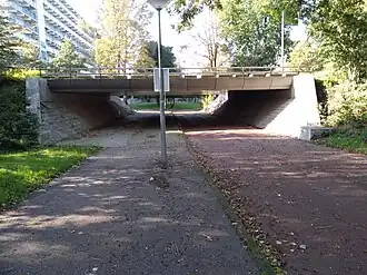 Hogevechtbrug met links flat Hogevecht (oktober 2020)