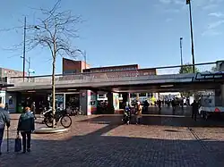 Noordelijke passage met in het midden de muurschildering van Anton de Kom (oktober 2020)