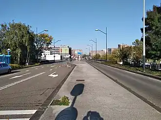 Anton de Kombrug met rechts het gelijknamige plein (oktober 2020)