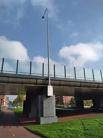 Brugpijlers, juk en lantaarn van brug 1046 (oktober 2020)