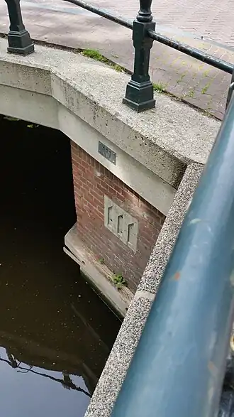 Brugplaatje en betonnen steen met brugnummer (mei 2020)