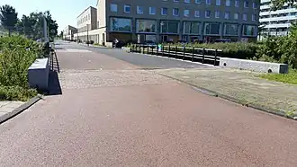 Brug 1110 met op achtergrond Raphael Lemkinstraat (augustus 2020)