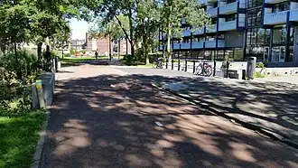 Blik over de Maria Aletta Hulshoffbrug met rechts Gravestein (augustus 2020)