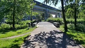 Brug 1142 met daarboven de Bijlmerdreefmetrobrug (augustus 2020)