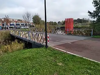 Zijaanzicht van brug 1159 met op de achtergrond Ruimtestructuur van Ewerdt Hilgemann (oktober 2020)