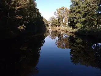 De afwateringstocht met in de verte brug 1162 (oktober 2020)
