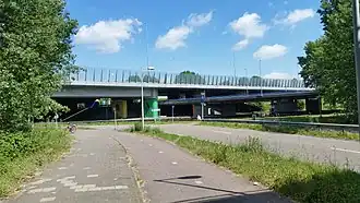 Brug 1269 komend van rechts duikt onder de Rijksweg 10 (mei 2020)