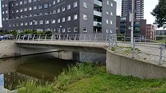 Zijaanzicht brug 1881 met op de achtergrond torenflat Zorro (september 2020)