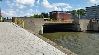 Ad Grimmonbrug met op de landhoofden reliëfs (april 2020)