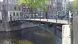 Sint-Jansbrug met nummer, naam en lantaarn (mei 2020)
