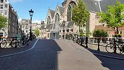 Brug 206 richting Oude Kerk (mei 2020)