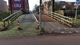 Ruud Krolbrug vanaf Radioweg met rechts de “in de weg” staande boom (januari 2020)