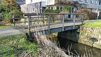 Zijaanzicht op Barry Hulshoffbrug met naam- en nummerplaat (maart 2020)