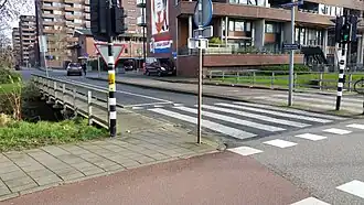 Horst Blankenburgbrug met rechtsboven de naamplaat en in het midden de muurschildering van Johan Cruyff (januari 2020)