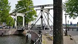 Zijaanzicht van Petemayenbrug (mei 2020)