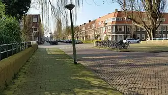 Brug 338 van Piet Kramer met op de voorgrond een lantaarnpaal van Friso Kramer (maart 2020)