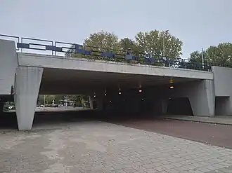 Brug 717 gezien vanuit Louis Bouwmeesterstraat (oktober 2020)