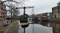 Zijaanzicht van brug met daaronder sluisdeuren (januari 2020)