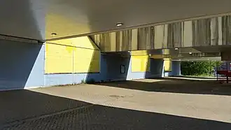 Boris Pasternakmetrobrug tussen twee spoorbruggen (mei 2020)