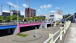 Zijaanzicht van de naastgelegen parkeergarage (mei 2020)