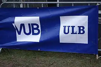 spandoek langs parcours met logo's van VUB en ULB