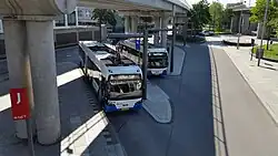 Elektrische bus van lijn 15 aan het opladen op het eindpunt Station Sloterdijk (september 2020).