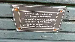 Plaquette Cor Thesing op bankje in Zaanhof (mei 2020)