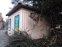 Emmaplein to 8 vol met reclameposters (december 2020)