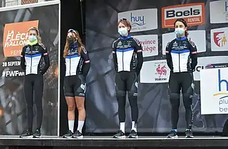 Het team bij de start van de Waalse Pijl 2020