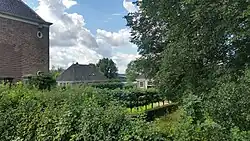 Stal en koetshuis, gezien vanaf de dijk (2020)