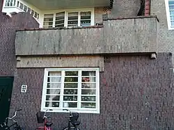 Henriëtte Ronnerplein 98-104 met steentjes “DE” van De Dageraad (september 2020)