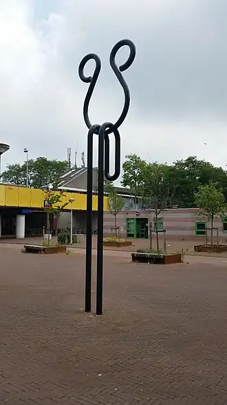 Haak en oog met op de achtergrond brug 1373 en metrostation Gein (juni 2020)