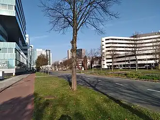 Atlas ArenA, gezien vanaf de Hondsrugweg met in het midden de Hoogoorddreef (november 2020)