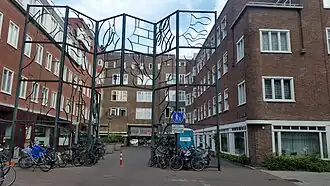 Hekwerk Hudsonhof met daarachter het hof en de onderdoorgang Jan Evertsenstraat (juli 2020)