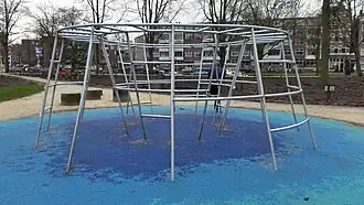 Klimrek Westerpark met op de achtergrond Haarlemmertrekvaart en –weg (januari 2020)