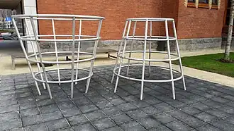 Klimtrechter (links) en klimtoren (links) in de tuinen van het Rijksmuseum (januari 2020)