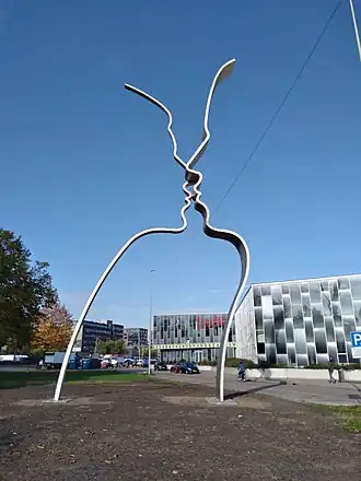 De kus na herplaatsing op Anton de Komplein (oktober 2020)