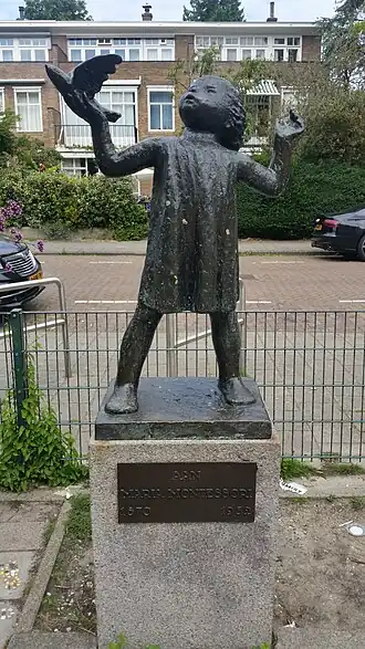 Gedenkteken Maria Montessorit (juli 2020)