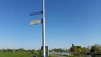 Straatnaambord bij kruising oever Amstel (april 2020)