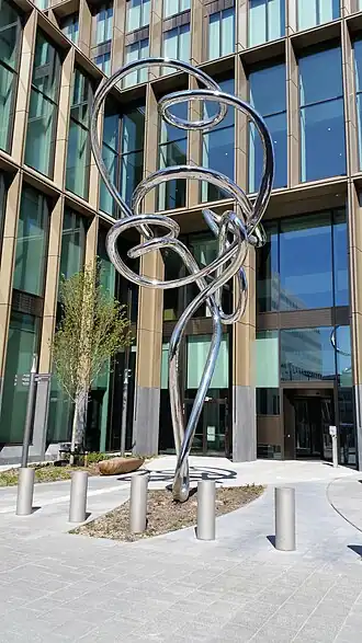 Pendulum voor het gebouw (april 2020)