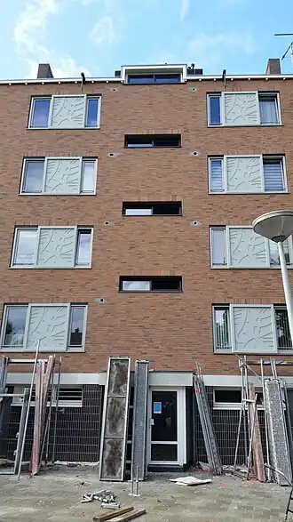 Hoogbouw Witte Klok met nieuwe reliëfs (augustus 2020)