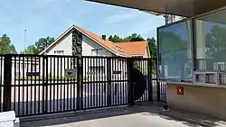 Reliëf (1964) aan voormalig gebouw Rijksluchtvaardienst; Oude Haagseweg (foto 2020)