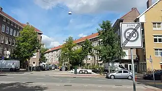 Sassenheimstraat vanaf de Aalsmeerweg richting Westlandgracht; gevelwand van Lau Peters (juli 2020)